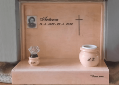 Lapide cimitero con vaso e croce Vannini Marmi