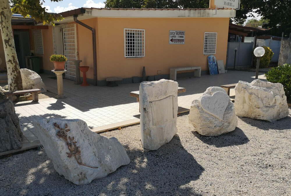 Lapidi a terra in pietra Cappelle lapidi tombe Roma