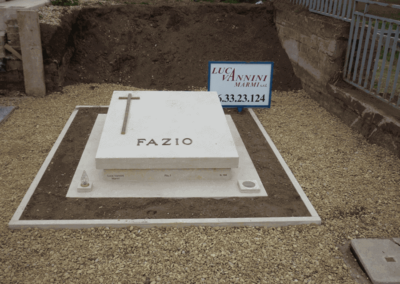 Tomba a terra Roma croce cristiana in rilievo Vannini Marmi