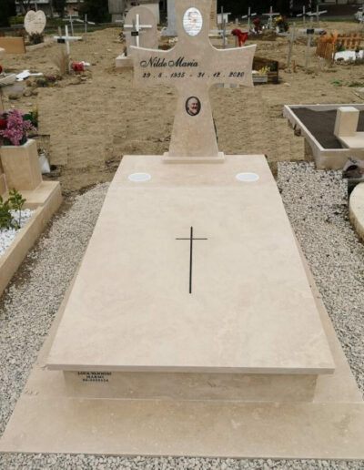 Monumentino funerario croce e Padre Pio