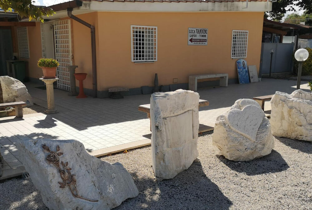 Tombe a terra in pietra Luca Vannini Marmi