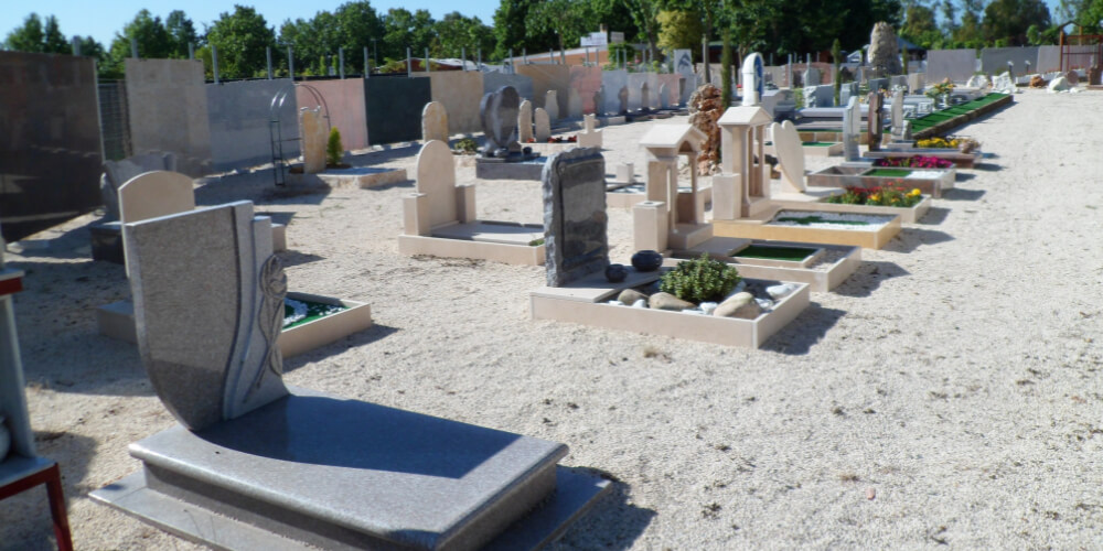 Modelli di Tombe in Marmo Dalla Semplicità all'Elaboratezza