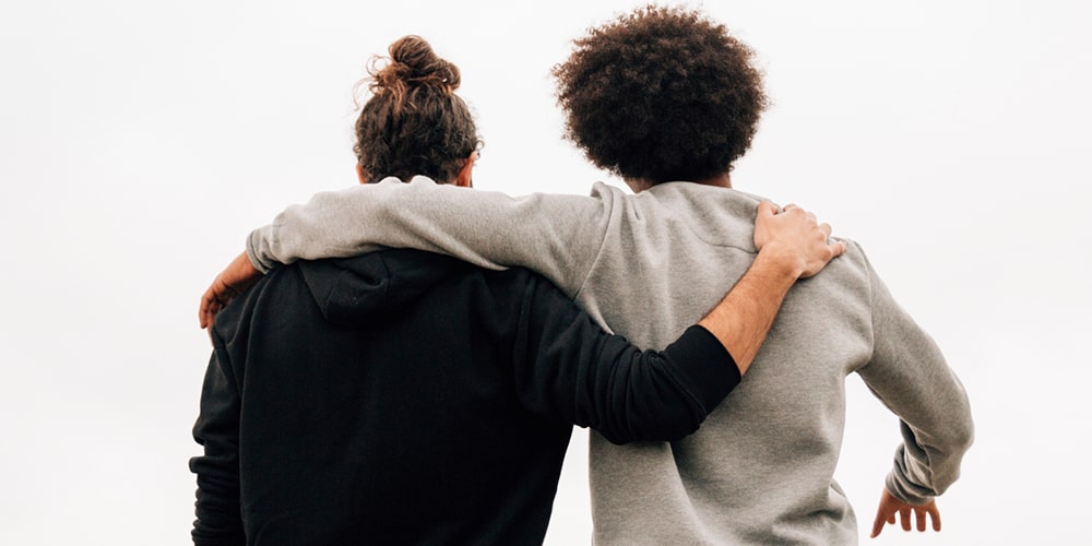 Frasi di condoglianze per un amico parole di sostegno sincero