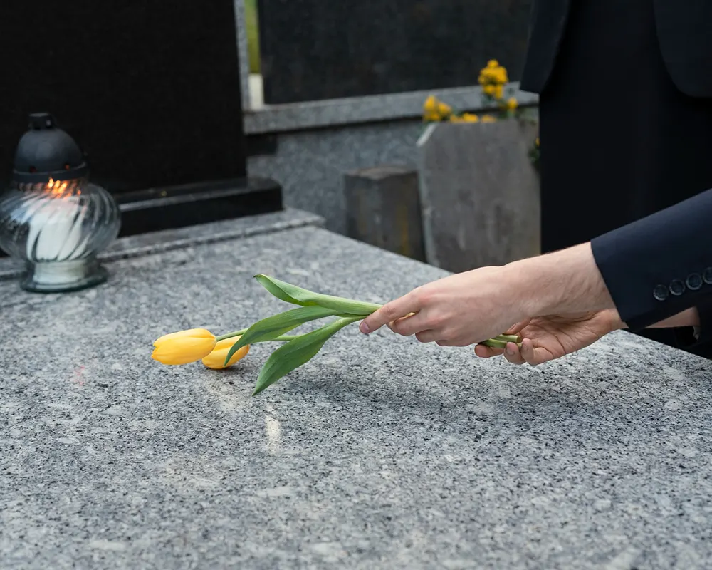 Restauro e rifacimento scritte lapide cimiteriale a Roma - Luca Vannini Marmi